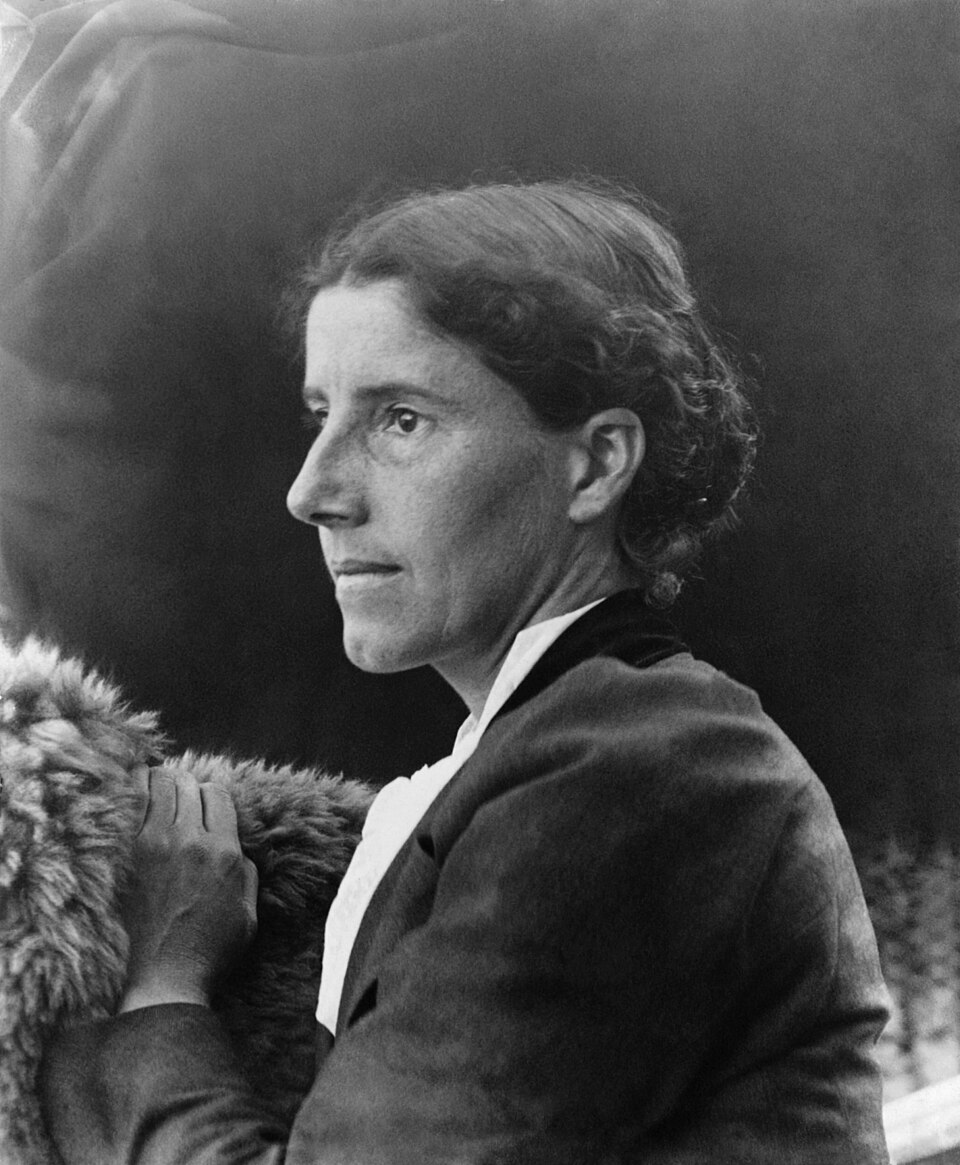Black and white profile portrait of the writer Charlotte Perkins Gilman around 1900
